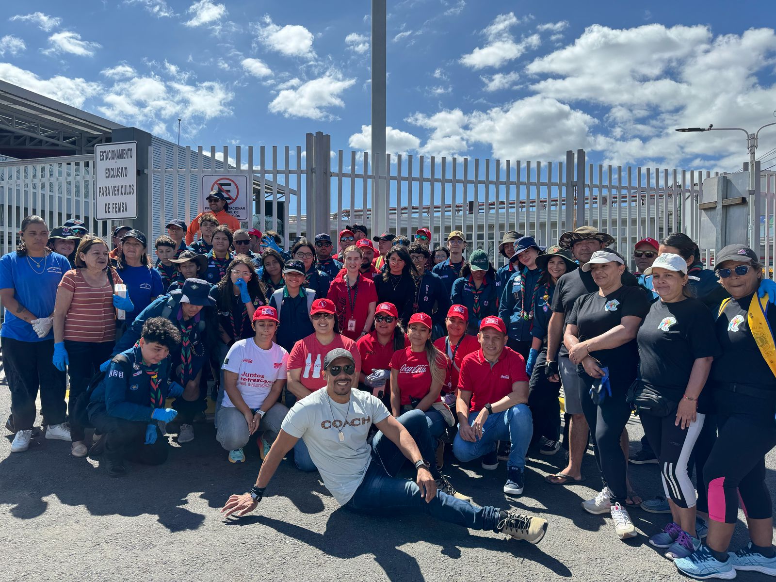 Coca-Cola FEMSA y la Municipalidad de Goicoechea se unen en jornada de voluntariado para limpieza comunitaria